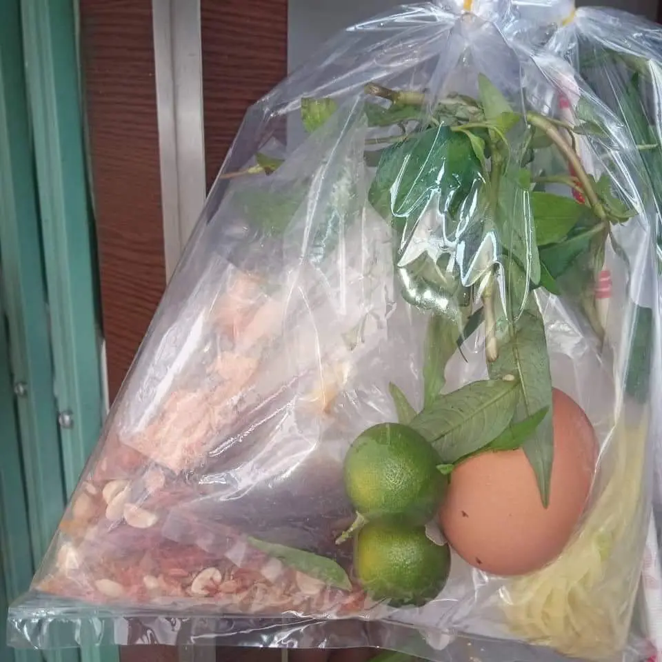 Hình ảnh Bánh Tráng Trộn Hột Gà ( Tự trộn)