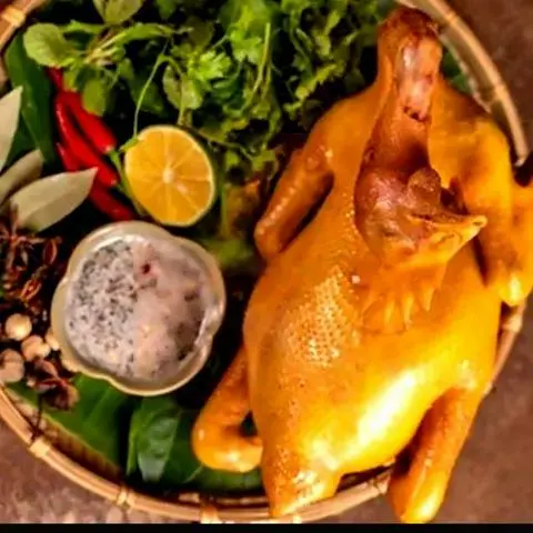 Hình ảnh Gà ủ muối nguyên con - có đầu