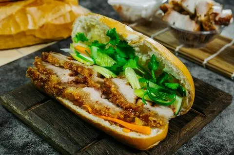 Hình ảnh Bánh mì nạc heo quay da giòn