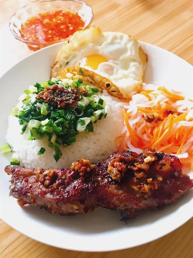 Hình ảnh cơm sườn cây ốp la 