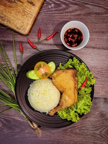 Hình ảnh Cơm Chiên Gà Góc Tư Xối Mỡ