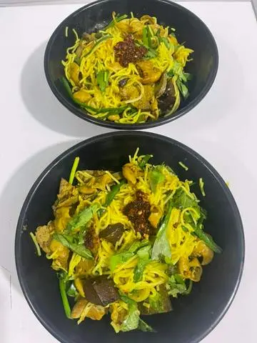 Hình ảnh bún nghệ xào lòng