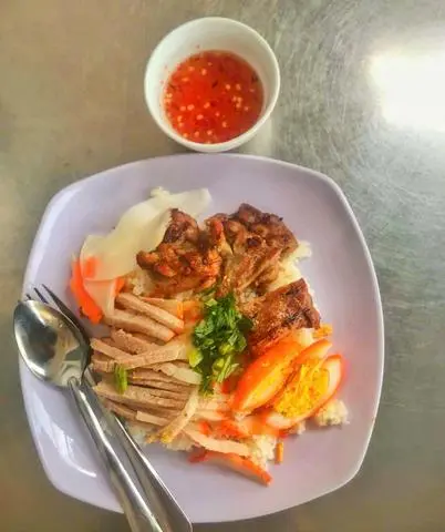 Hình ảnh cơm tấm thịt trứng sắt sườn 