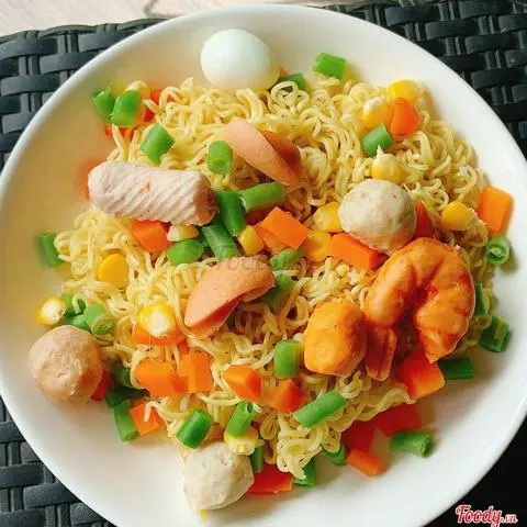 Hình ảnh Mì trộn thập cẩm nhiều mì + Pepsi