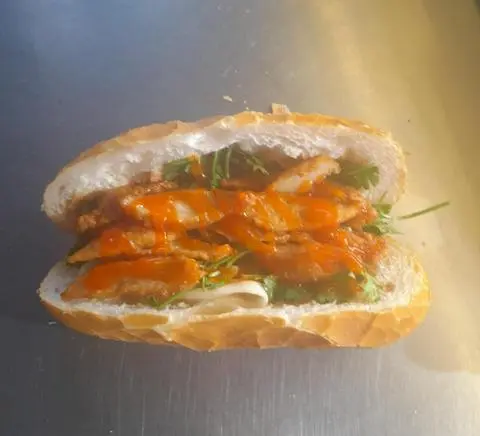 Hình ảnh Bánh mì chả cá nóng 