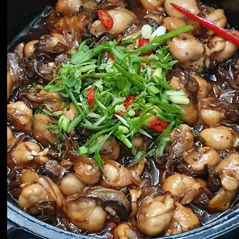 Hình ảnh Cơm chiên Hàu kho tiêu tóp mỡ