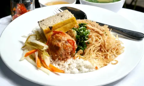 Hình ảnh Cơm tấm bì chả xíu mại