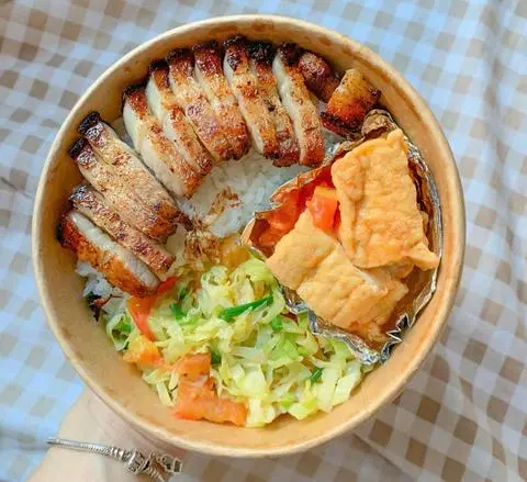 Hình ảnh Cơm Thố Heo Giòn