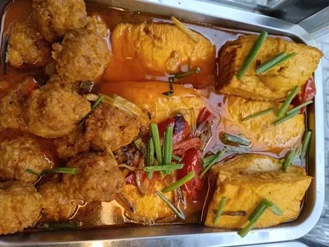 Hình ảnh cơm đậu phụ dồn thịt sốt cà