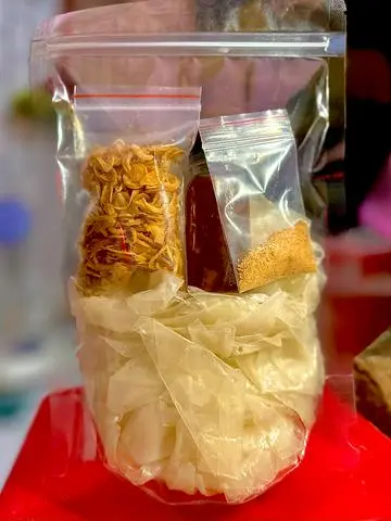 Hình ảnh sét bánh tráng dẻo ủ  bơ+muối sặc + hành phi ngon +sốt tắc 