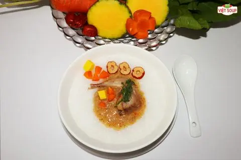 Hình ảnh Cháo Chim cút hầm táo đỏ