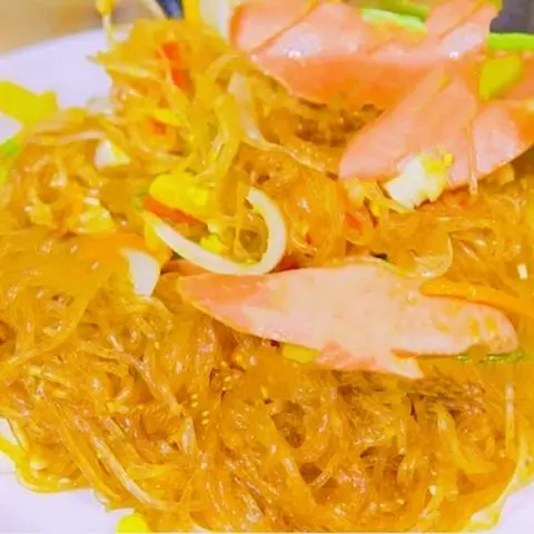 Hình ảnh Miến Trộn Xào Sốt, Xúc Xích Hải Sản + (Tặng Sốt Tương Tỏi Phi, Cải Thảo, Nấm, Cà Rốt, Mè 2 Màu)