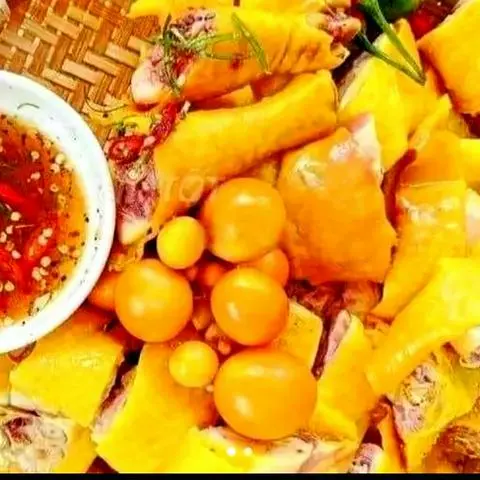 Hình ảnh Gà ủ muối hoa tiêu nửa con ôm trứng