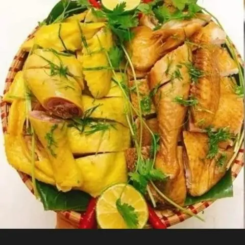 Hình ảnh Gà Ủ Muối Nguyên Con ( ko đầu) - có nước chấm + rau dưa