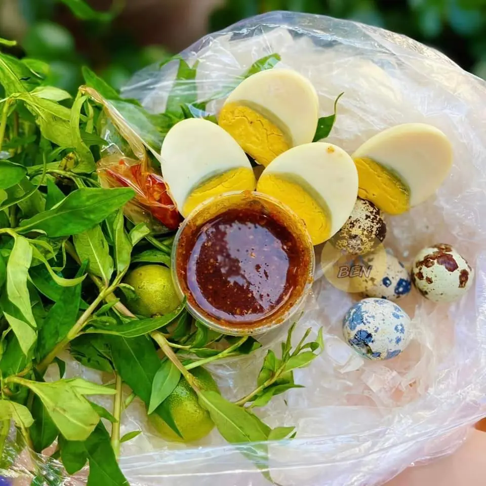 Hình ảnh Bánh tráng chấm + trứng gà vữa 