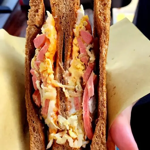 Hình ảnh Sandwich Ngũ Cốc - Xúc Xích - Trứng