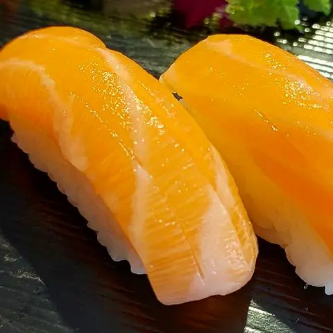 Hình ảnh Nắm Cá Hồi ( 2 viên)
