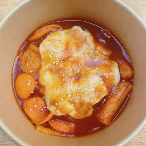 Hình ảnh Tokbokki Phủ Phô Mai Sốt Cay Hàn Quốc