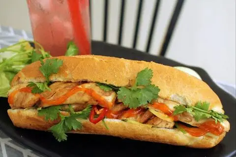 Hình ảnh Bánh mì xúc xích - ốp la