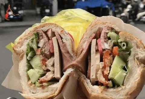 Hình ảnh Bánh mì chả lụa heo quay
