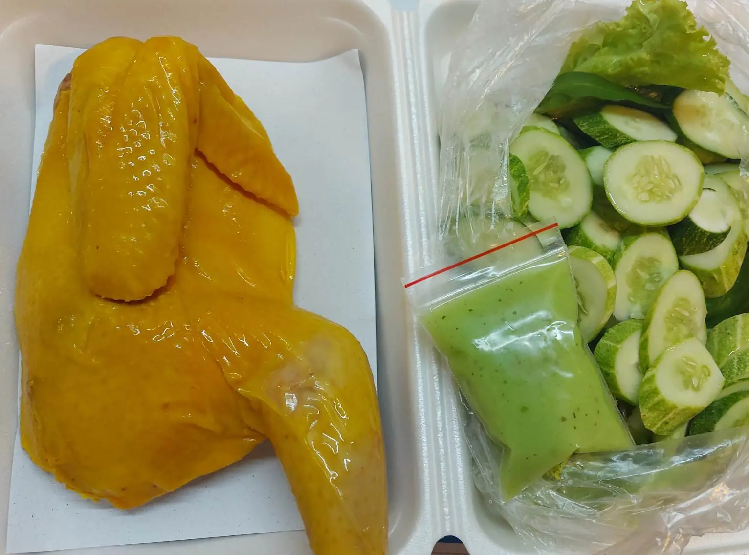 Hình ảnh Nửa con gà ủ muối hoa tiêu 