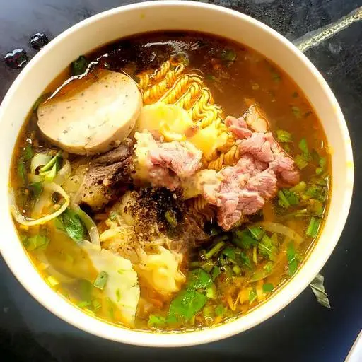 Hình ảnh Mì bò Huế tô lớn nạm - chả cua