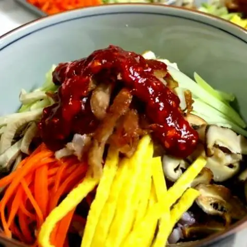 Hình ảnh 족발 비빔밥 -  Cơm Trộn Chân Giò lớn