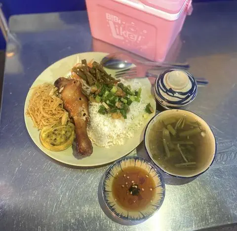 Hình ảnh Cơm gà quay bì