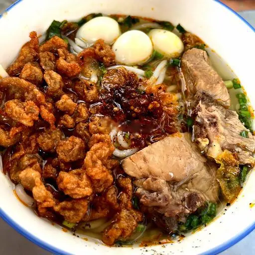 Hình ảnh Bánh canh đầy đủ chả cá, trứng cút, xương tô lớn