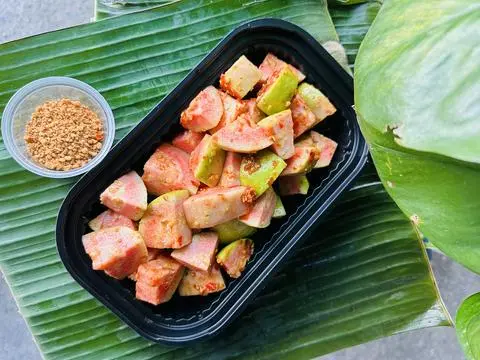 Hình ảnh Ổi ruột hồng lắc muối siêu ngon