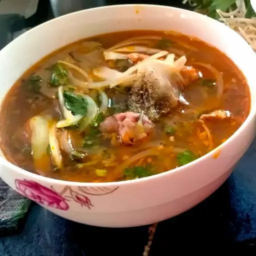 Hình ảnh Bún bò Huế tô lớn nạm - chả lụa