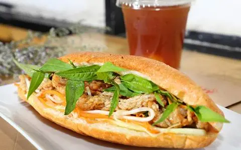 Hình ảnh Bánh Mì Chả Cá — Trứng Ốp La 