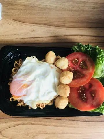Hình ảnh Mì trộn indo tóp mỡ trứng chiên