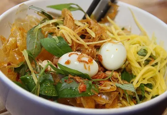Hình ảnh Bánh Tráng Trộn Khô Gà