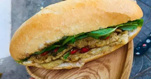 Hình ảnh Bánh Mì Chả Cá — Xúc Xích 