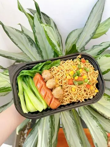 Hình ảnh Mì trộn Xúc Xích Bò Viên