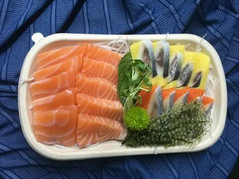 Hình ảnh Sashimi cá hồi và cá trích ép trứng mix - Mix 2A2