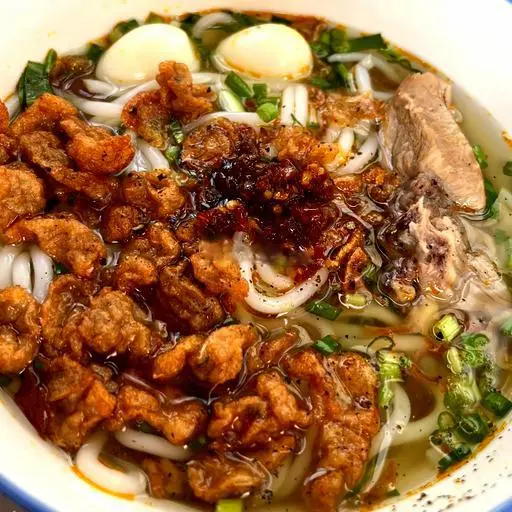 Hình ảnh Bánh canh đầy đủ chả cá, trứng cút, xương tô nhỏ