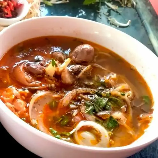Hình ảnh Bún bò Huế tô lớn tái - chả
