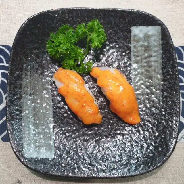 Hình ảnh Sushi cá trắng sốt trứng nướng 