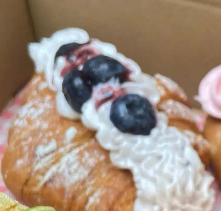 Hình ảnh Croissant Kem Việt Quất