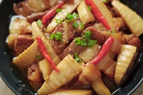 Hình ảnh Cơm Thịt Ba Chỉ Kho Măng Tươi