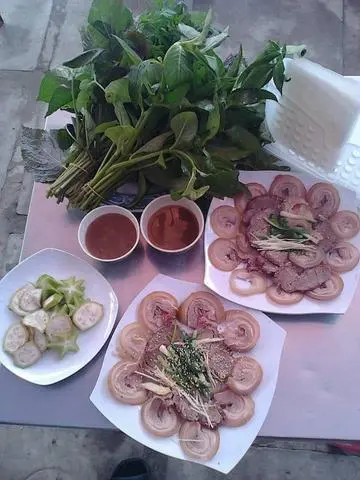Hình ảnh Bò Hấp Cuốn + Rau Rừng + Mắm Cá Cơm