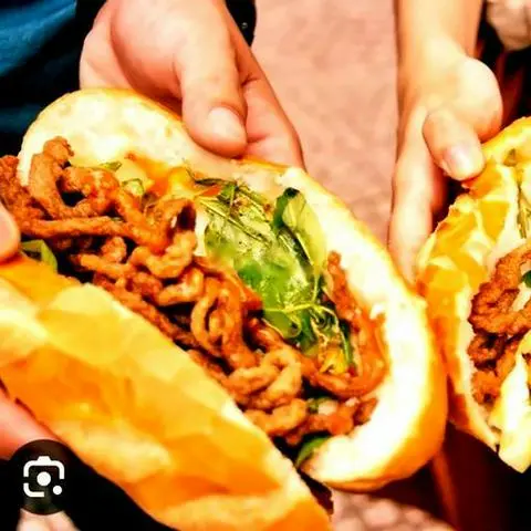 Hình ảnh Bánh mì chả cá - 1 trứng ốp la nóng hổi