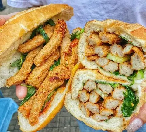 Hình ảnh Bánh mì chả cá nóng