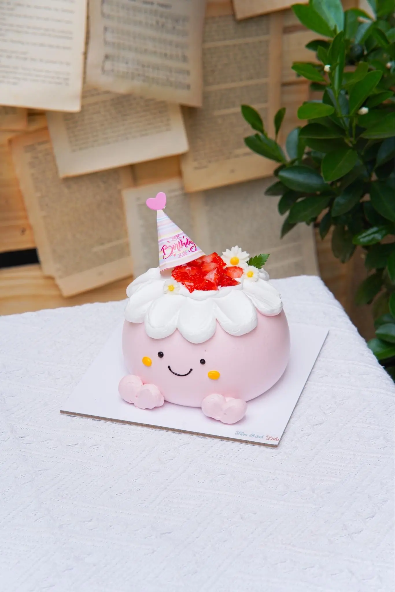Hình ảnh Bánh Bento 10cm Mẫu Mochi Dâu Tây Hoa Cúc (hộp mica)
