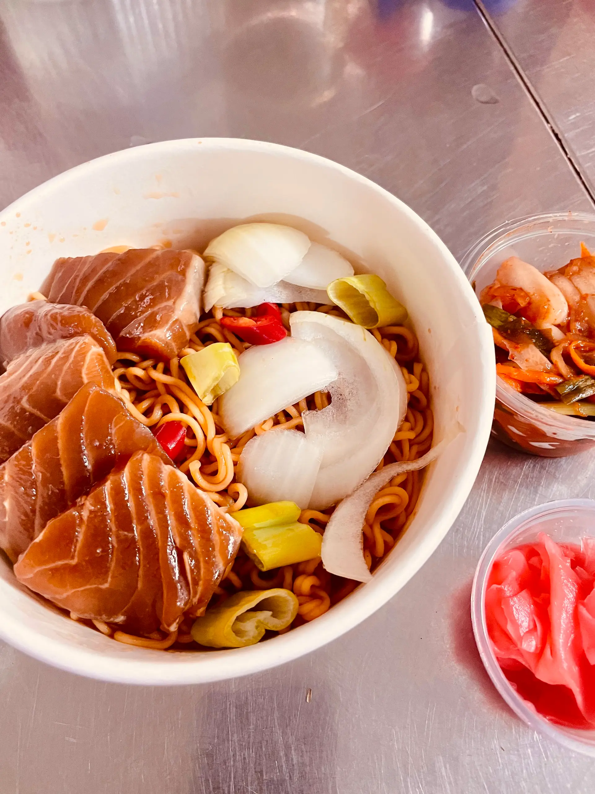 Hình ảnh Mỳ trộn với cá hồi ngâm tương 