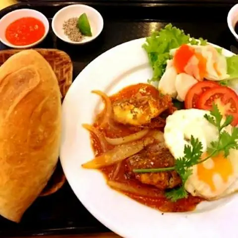 Hình ảnh Bánh mì cá mòi - trứng ốp la