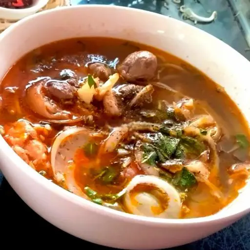 Hình ảnh Bún bò Huế tô lớn tái - nạm - chả