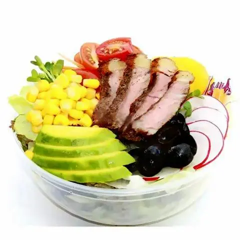 Hình ảnh Rau củ trộn và lõi vai bò đặc biệt sốt ăn kèm chua ngọt bắp hạt dâu tươi táo 